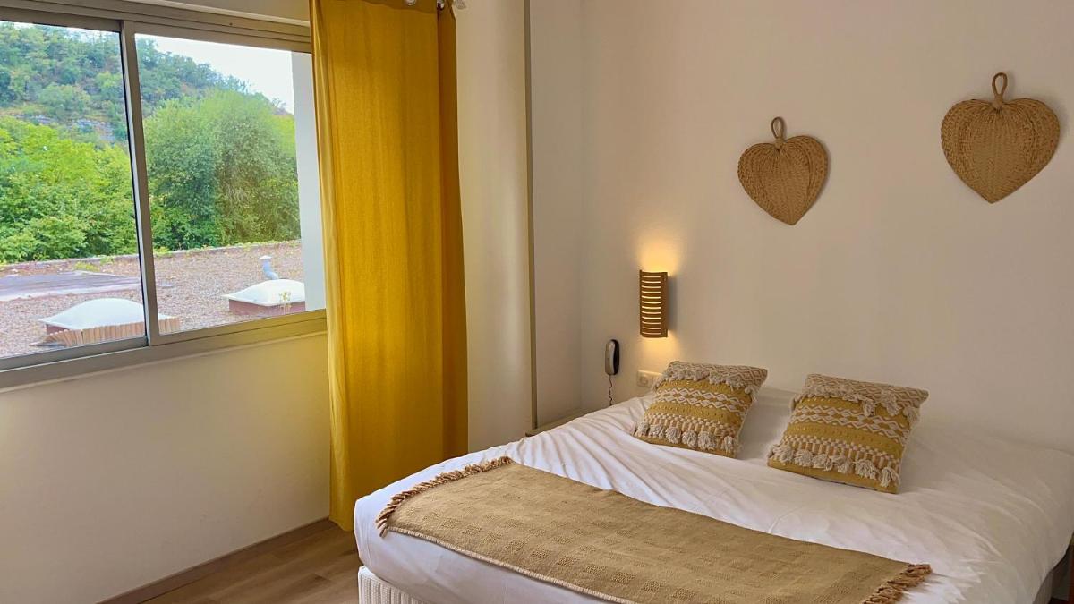 Un ou plusieurs lits dans un hébergement de l'établissement Hôtel La Ségalière Spa Bar
