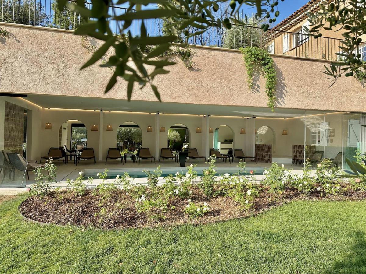 - un jardin en face d'une maison avec une terrasse dans l'établissement La Bastide du Calalou Hotel & Spa, BW Signature Collection, à Moissac-Bellevue