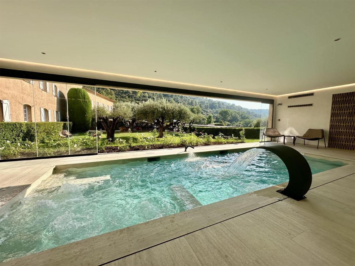 une piscine au milieu d'une maison dans l'établissement La Bastide du Calalou Hotel & Spa, BW Signature Collection, à Moissac-Bellevue