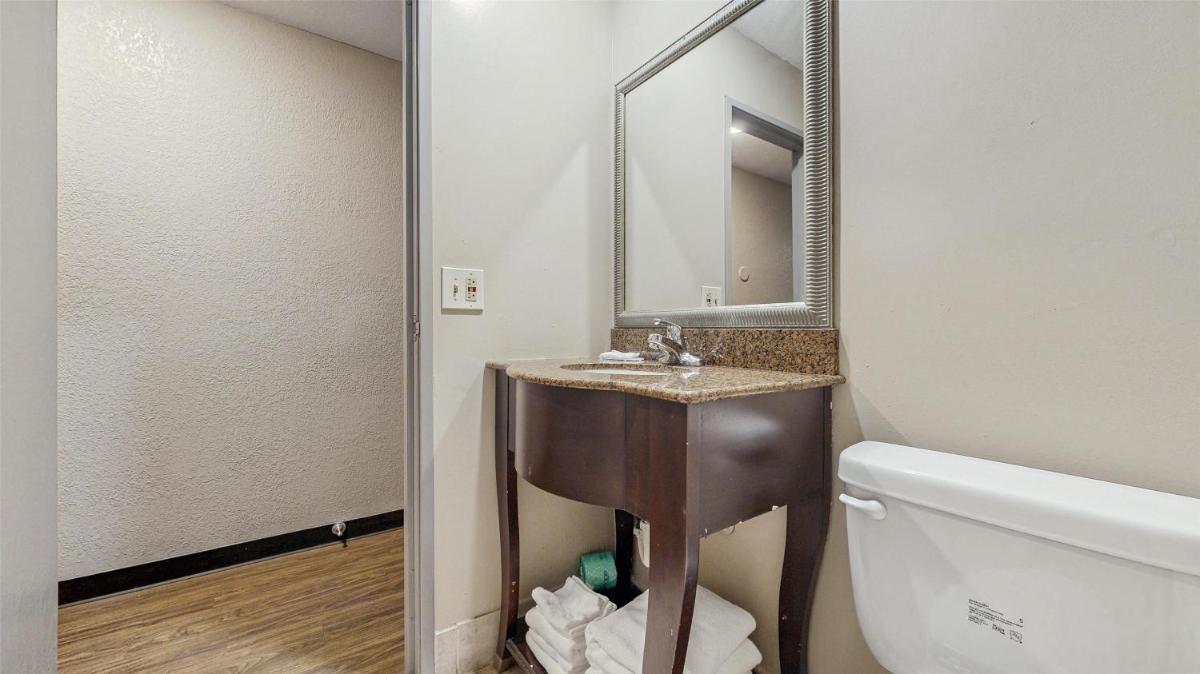 Red Lion Inn & Suites Olathe Kansas City - Housity