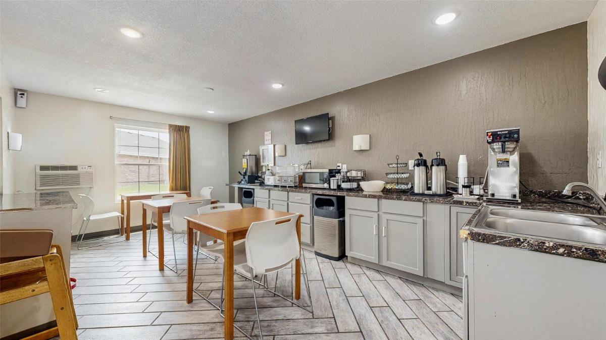 Red Lion Inn & Suites Olathe Kansas City - Housity