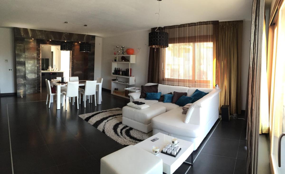 Alex House - Housity