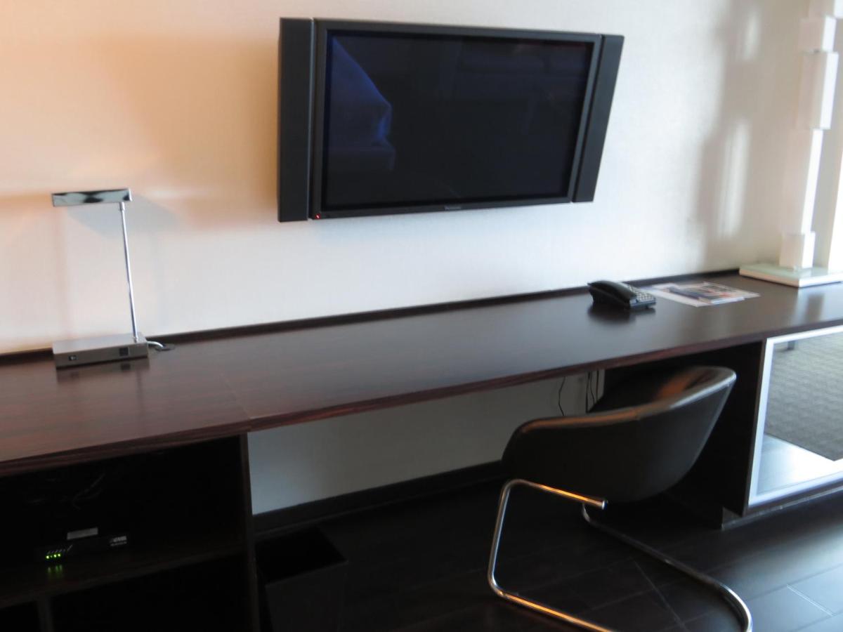 Palms Place 33rd Floor with Mountains Views - Housity