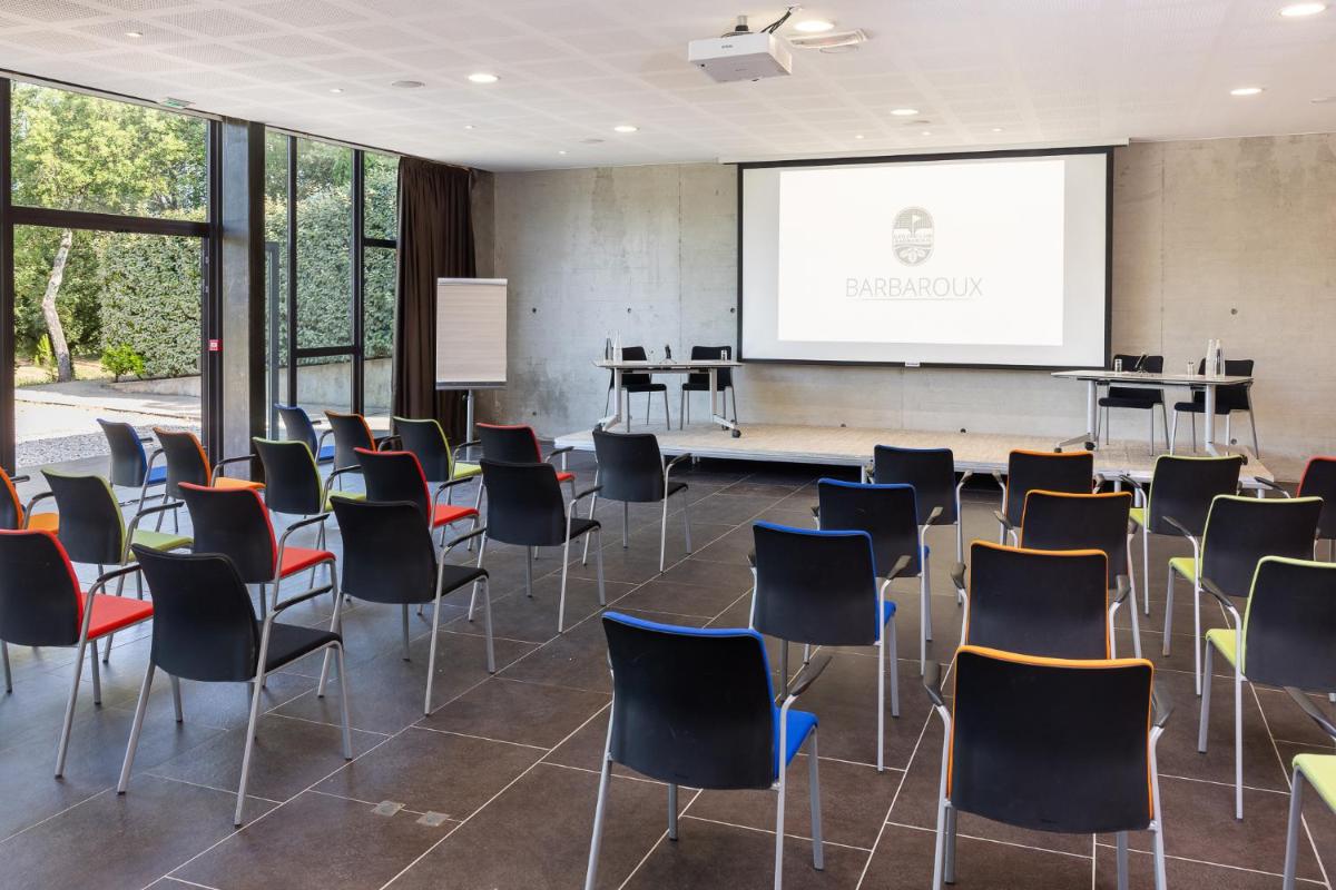 Espace de conférence ou salle de réunion dans l'établissement Mercure Brignoles Golf de Barbaroux & Spa