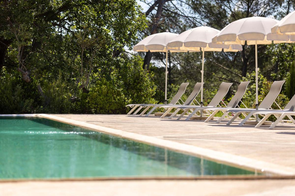 Piscine de l'établissement Mercure Brignoles Golf de Barbaroux & Spa ou située à proximité