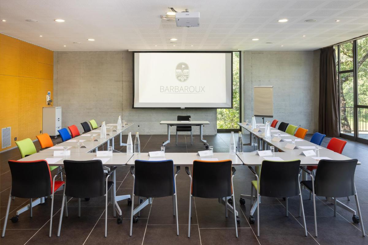 Espace de conférence ou salle de réunion dans l'établissement Mercure Brignoles Golf de Barbaroux & Spa