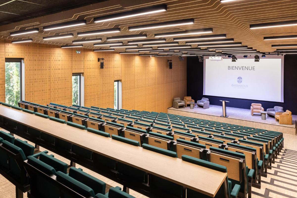 Espace de conférence ou salle de réunion dans l'établissement Mercure Brignoles Golf de Barbaroux & Spa