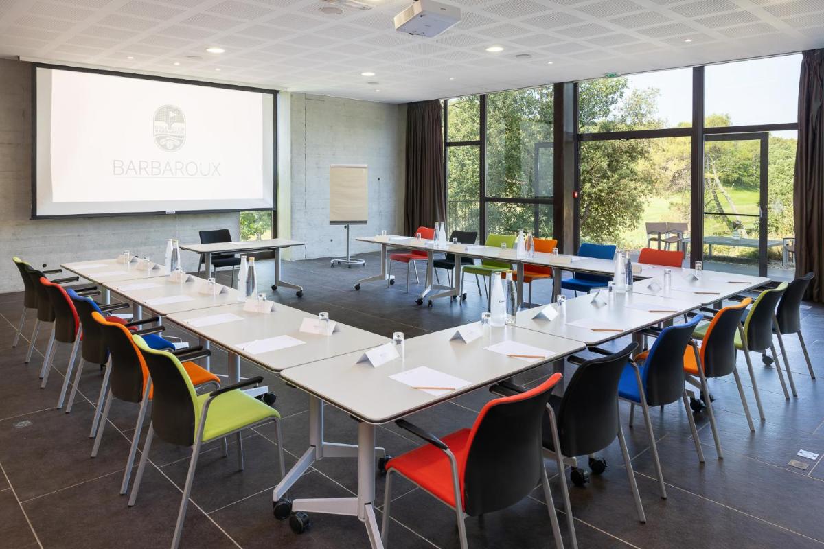 Espace de conférence ou salle de réunion dans l'établissement Mercure Brignoles Golf de Barbaroux & Spa