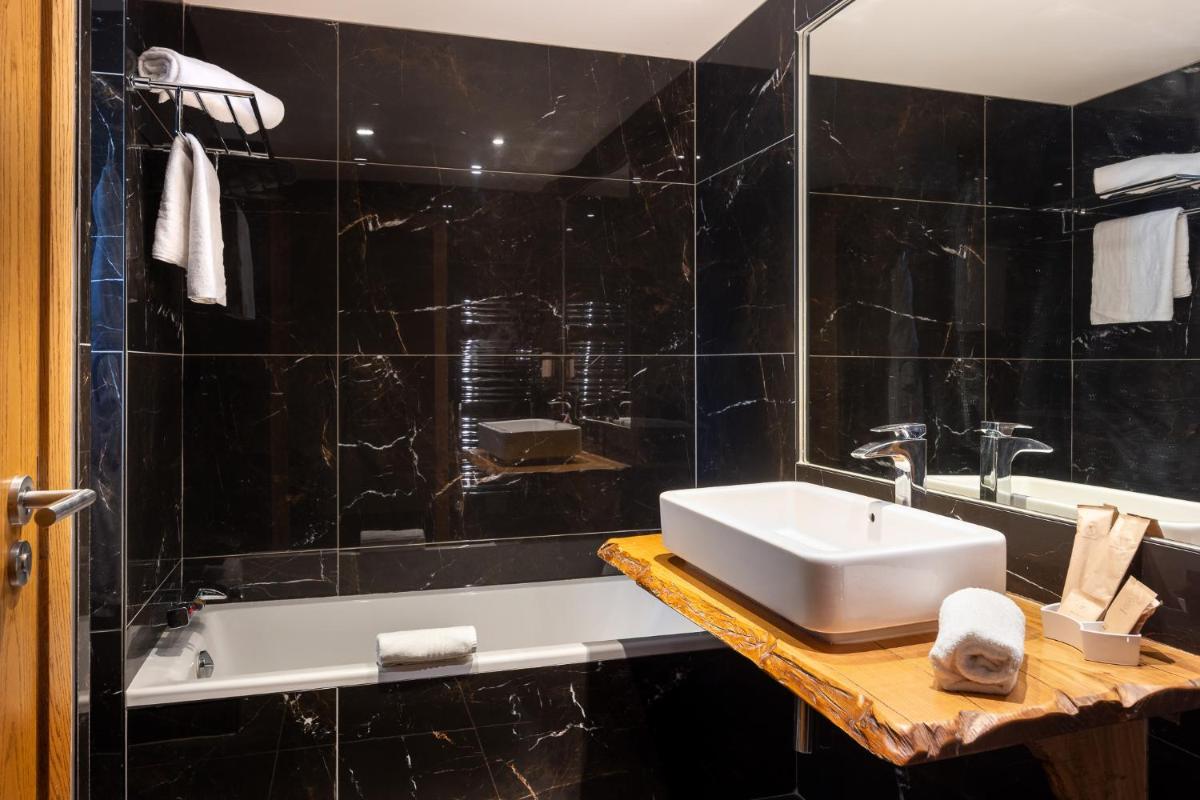 Salle de bains dans l'établissement Mercure Brignoles Golf de Barbaroux & Spa