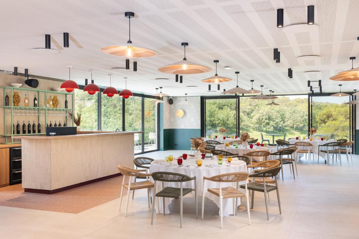 Restaurant ou autre lieu de restauration dans l'établissement Mercure Brignoles Golf de Barbaroux & Spa