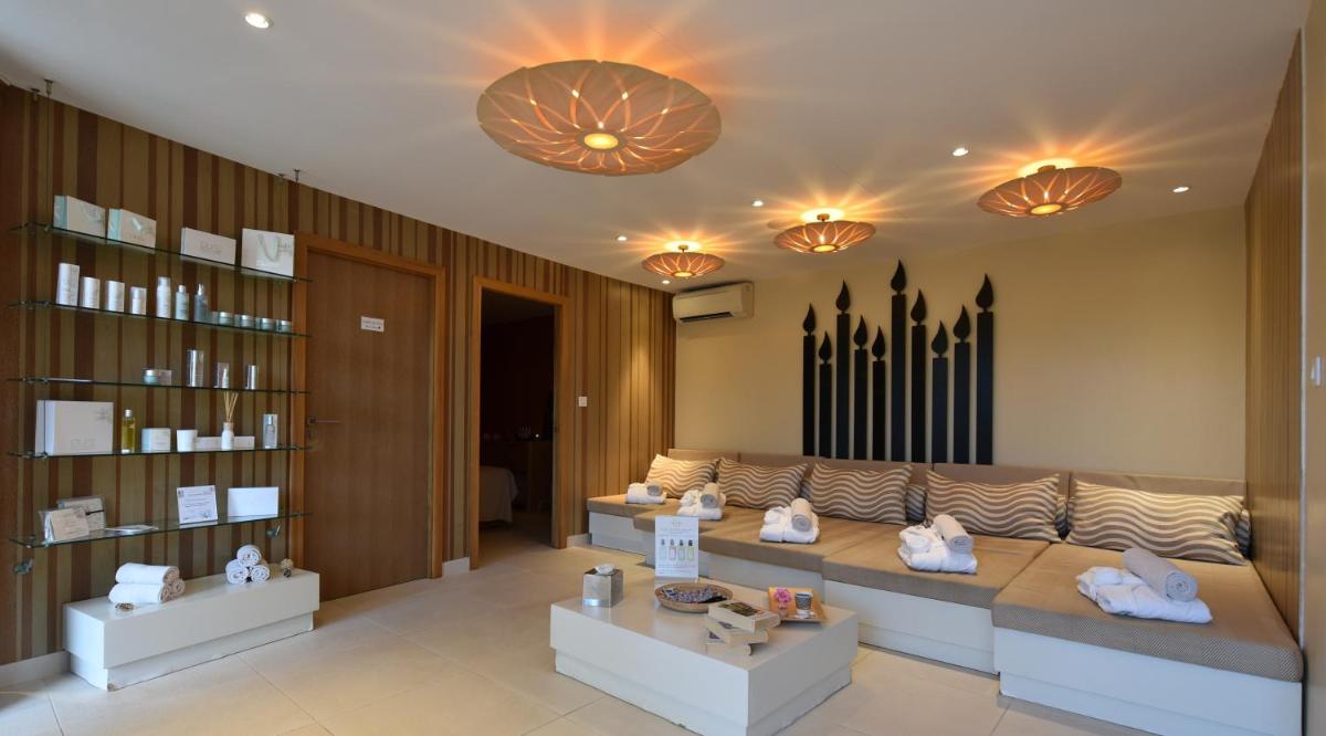 Coin salon dans l'établissement Mercure Brignoles Golf de Barbaroux & Spa