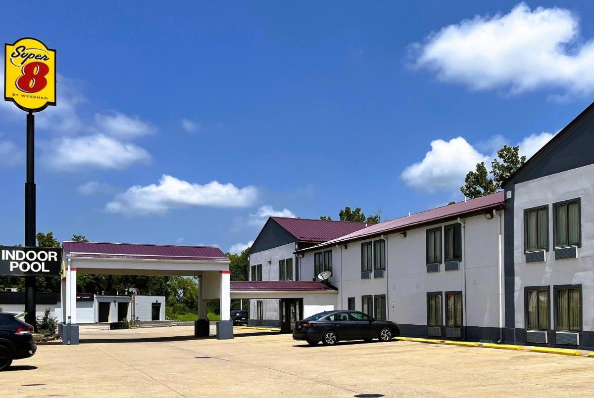 Super 8 by Wyndham Vincennes - Housity