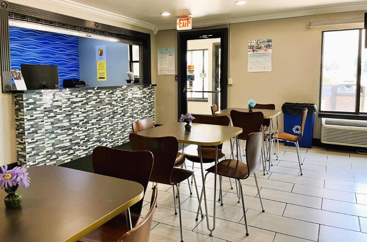 Super 8 by Wyndham Vincennes - Housity