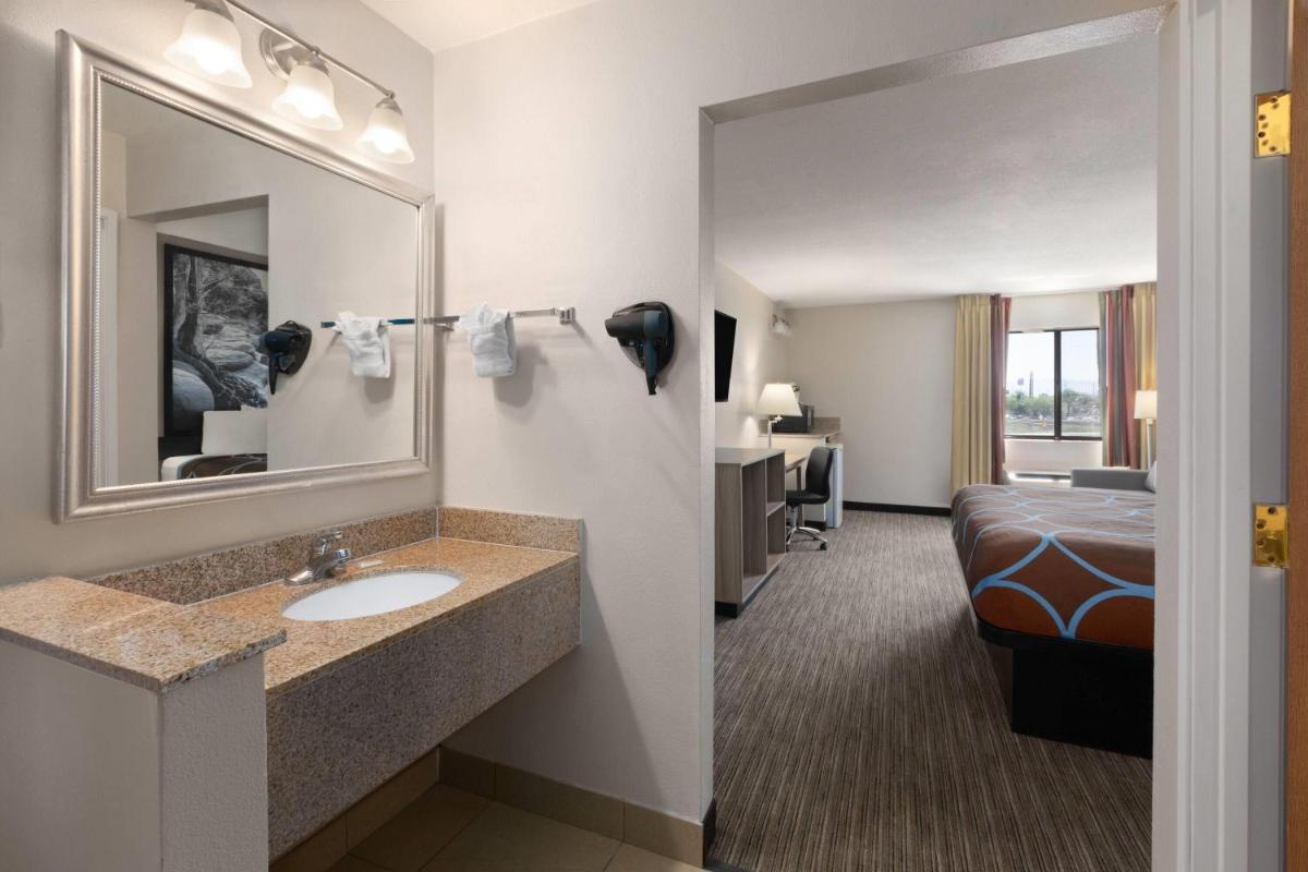 Super 8 by Wyndham Tucson/Grant Road Area AZ - Housity