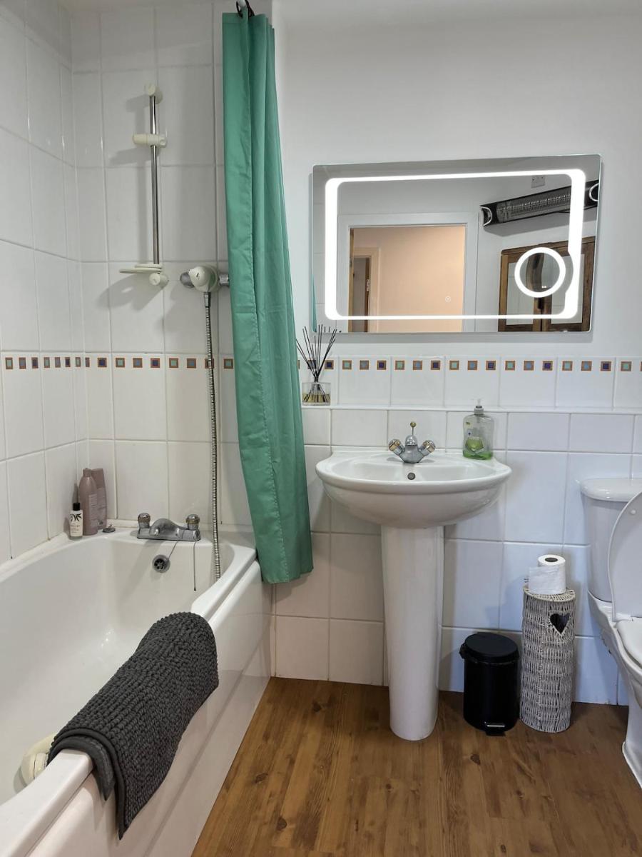 2 Bed Modern Apartment - Housity