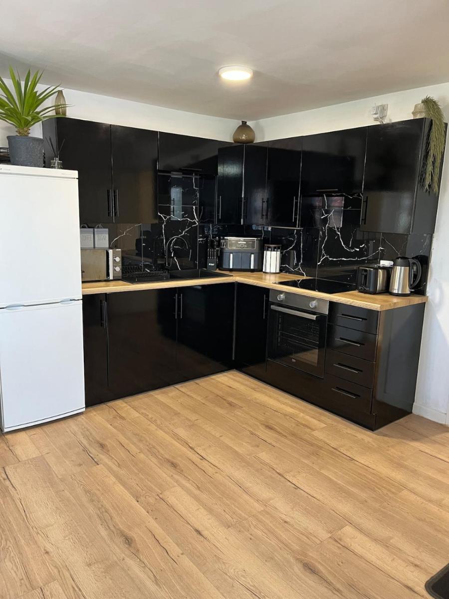 2 Bed Modern Apartment - Housity