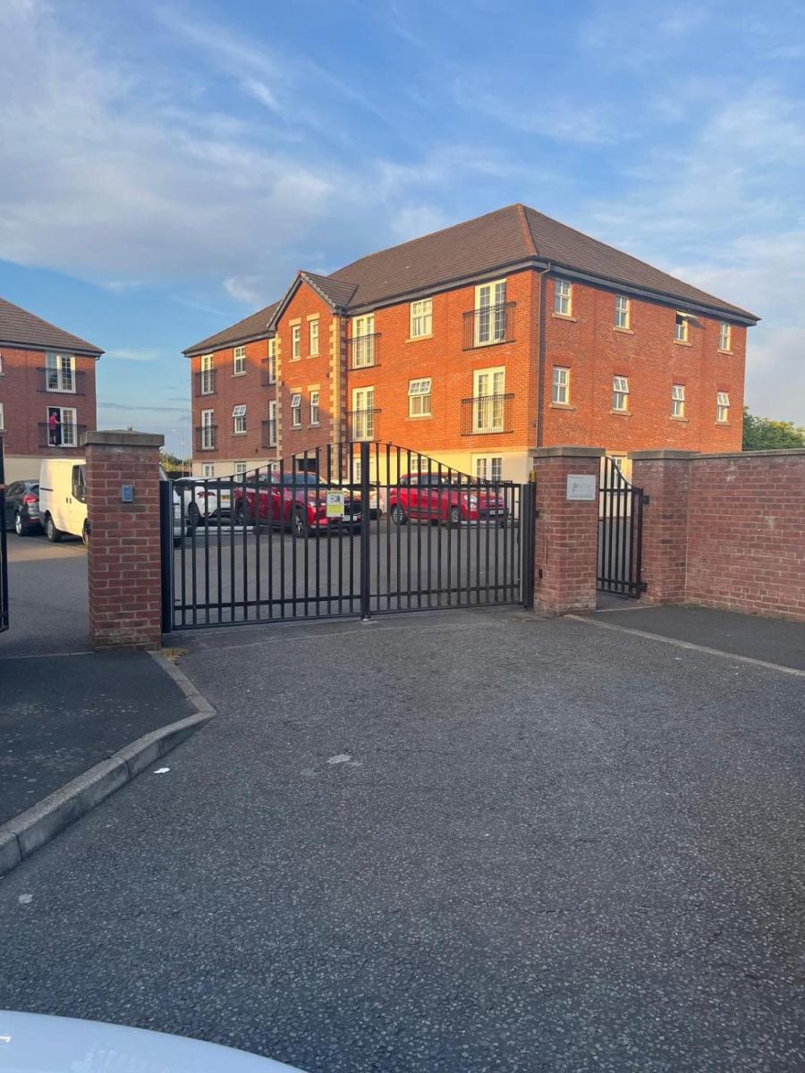 2 Bed Modern Apartment - Housity
