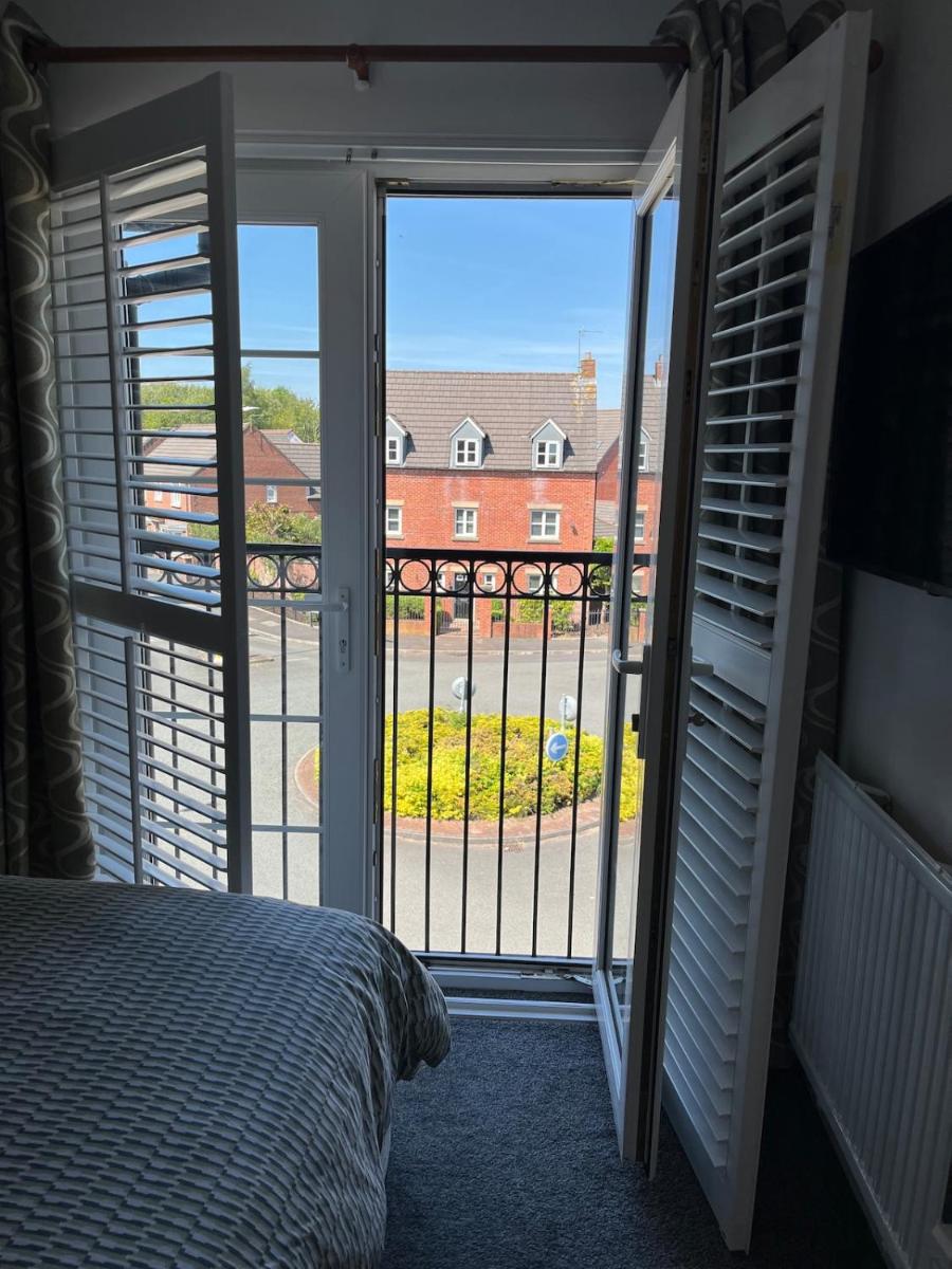 2 Bed Modern Apartment - Housity