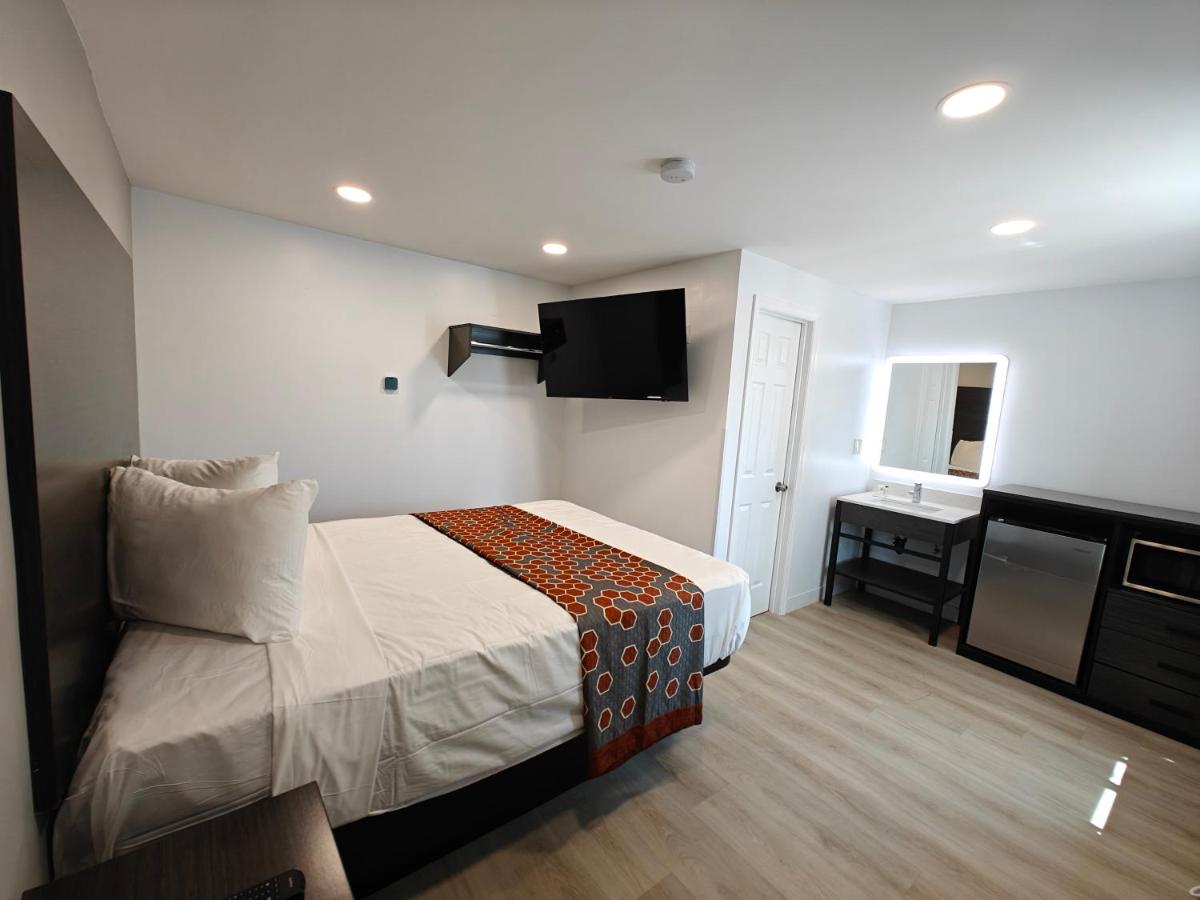 Casa Blanca Inn and Suites - Housity