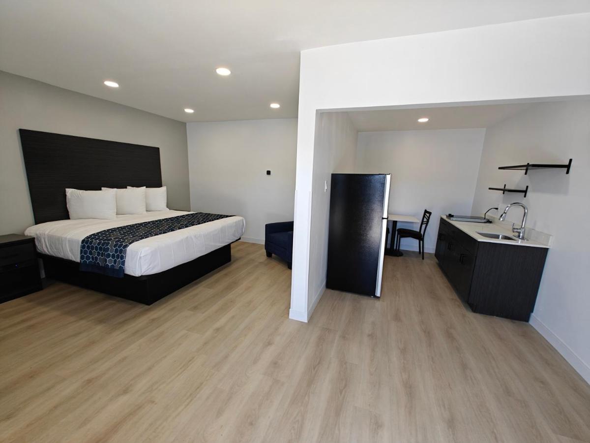 Casa Blanca Inn and Suites - Housity