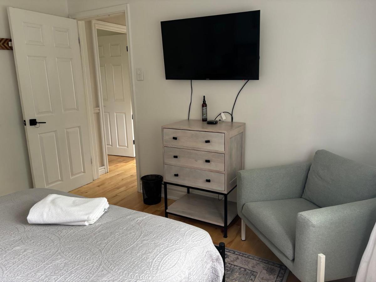 Bright Bedroom- YYZ, Humber College, EGH, Quiet - Housity