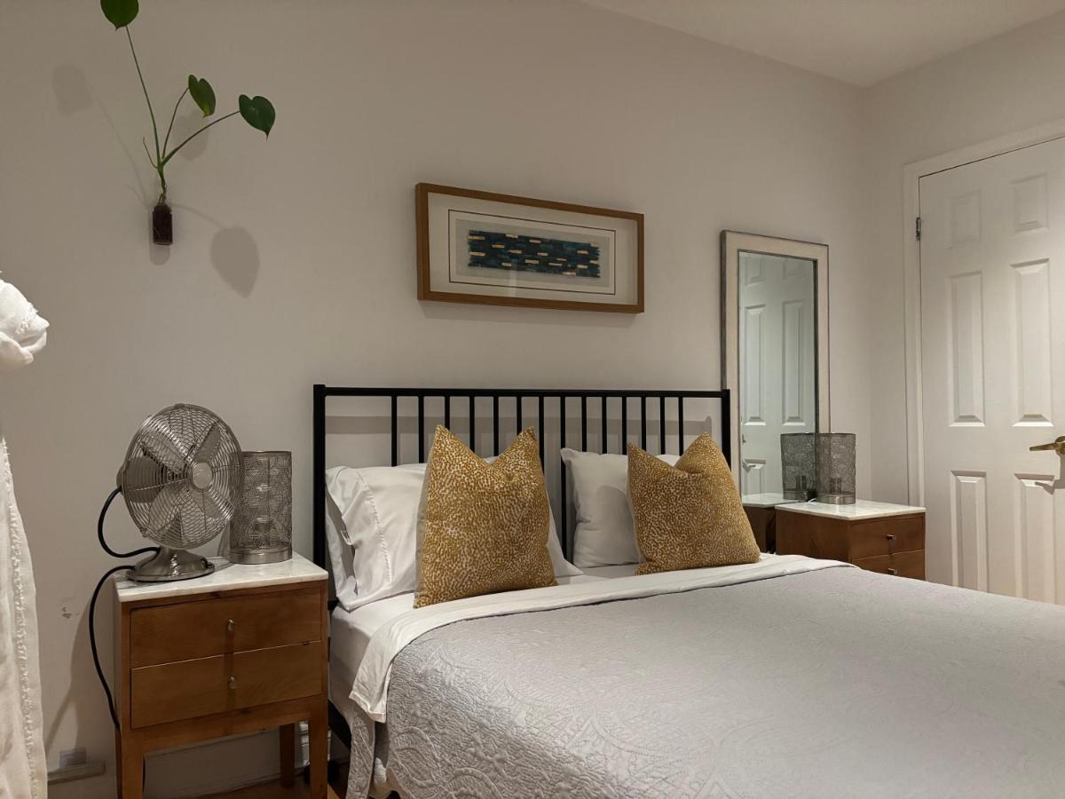 Bright Bedroom- YYZ, Humber College, EGH, Quiet - Housity