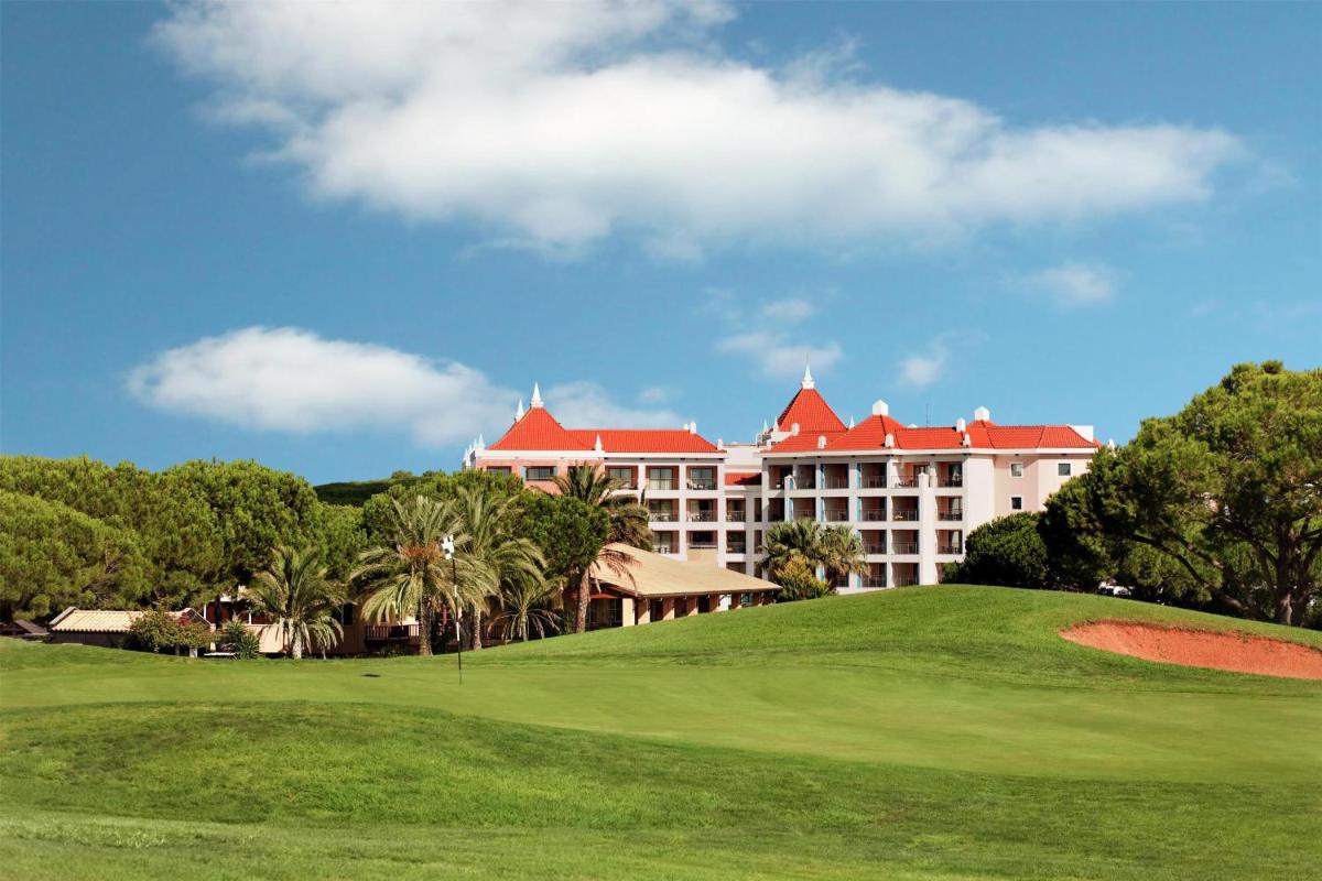 vista para o resort a partir do campo de golfe em Hilton Vilamoura em Vilamoura