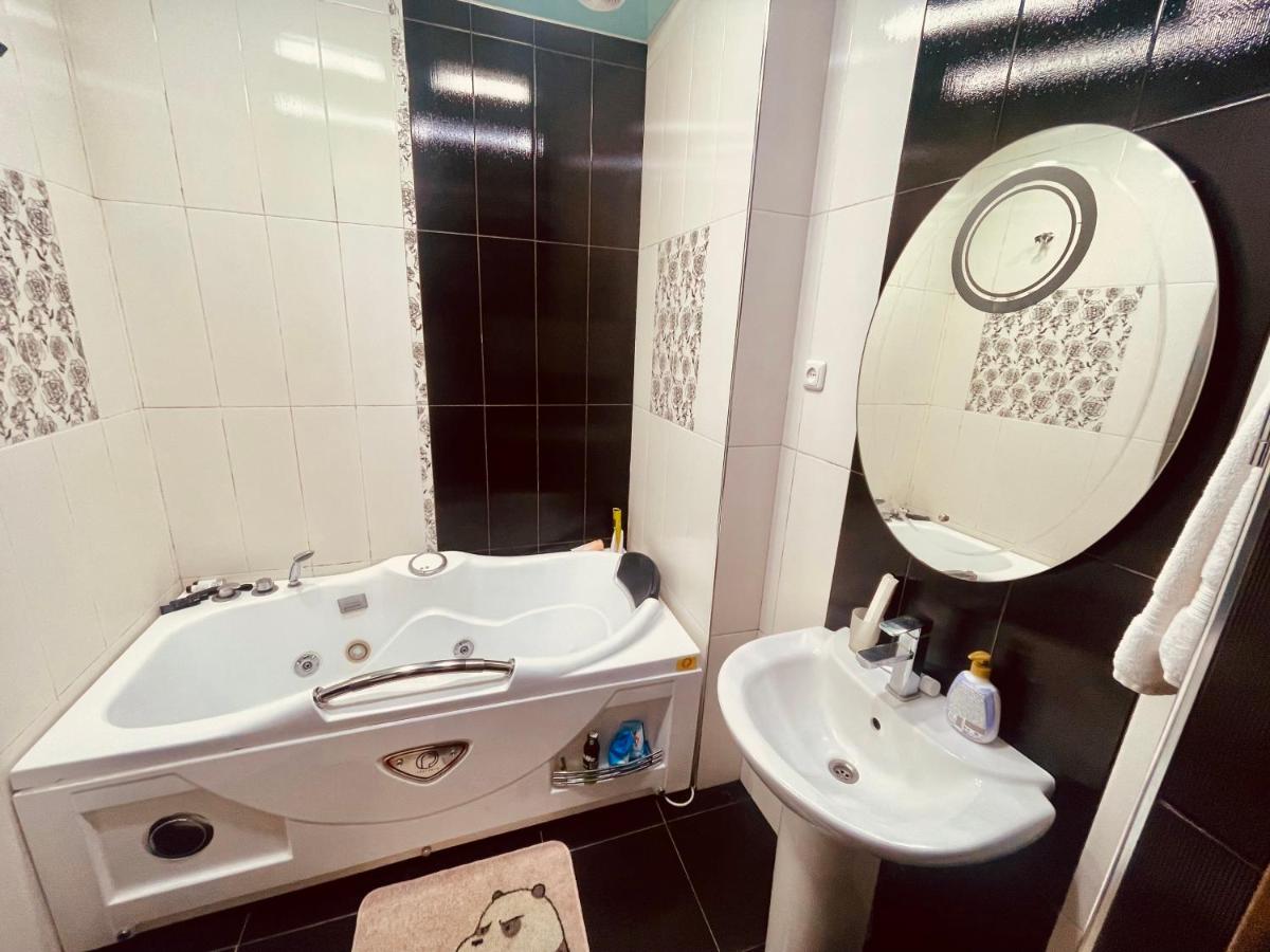 Luxury Apartment with jacuzzi on Republic Square - Housity