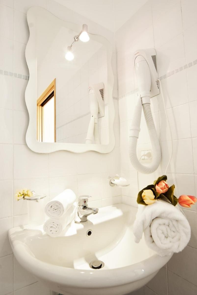 Hotel Donatella - Housity