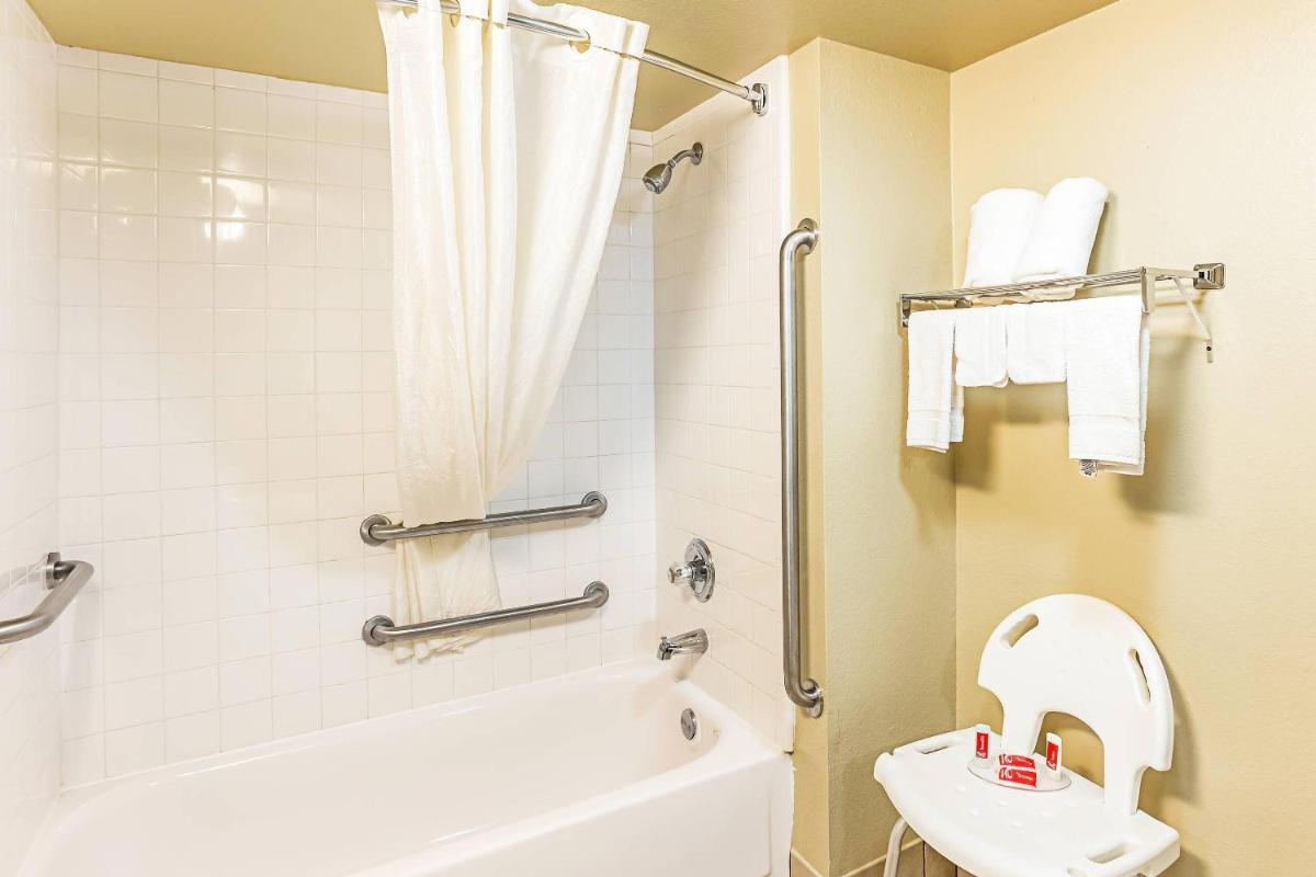 Econo Lodge McAlester - Housity
