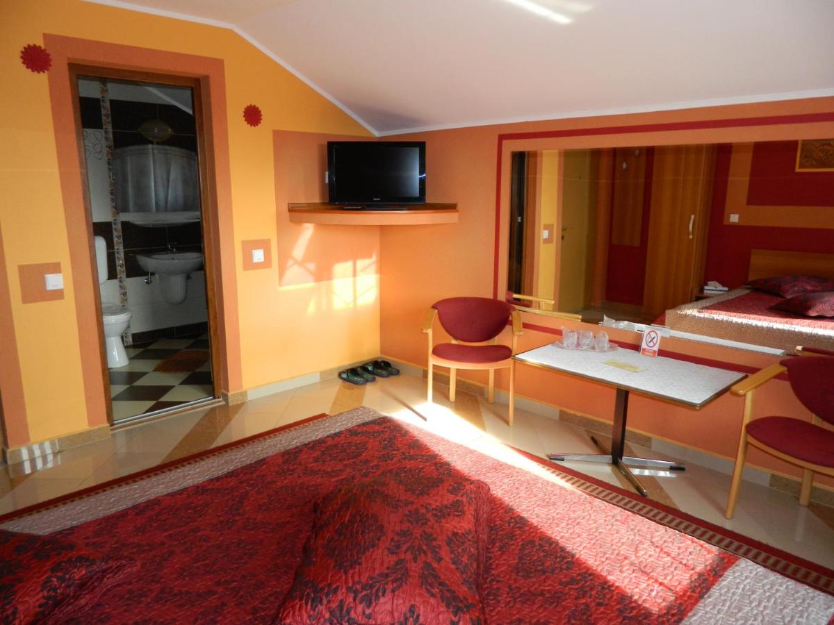 Pensiunea Cora - Housity