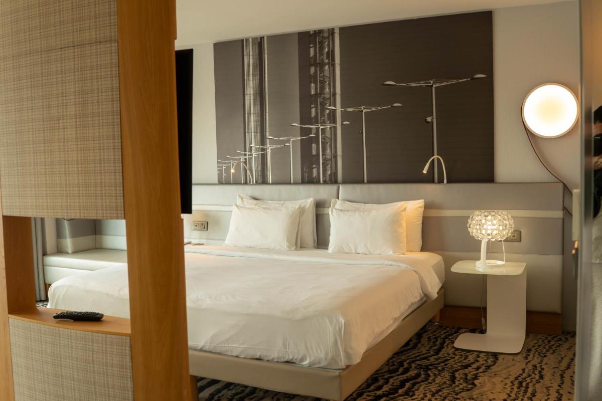 Un ou plusieurs lits dans un hébergement de l'établissement Radisson Blu Hotel Bordeaux