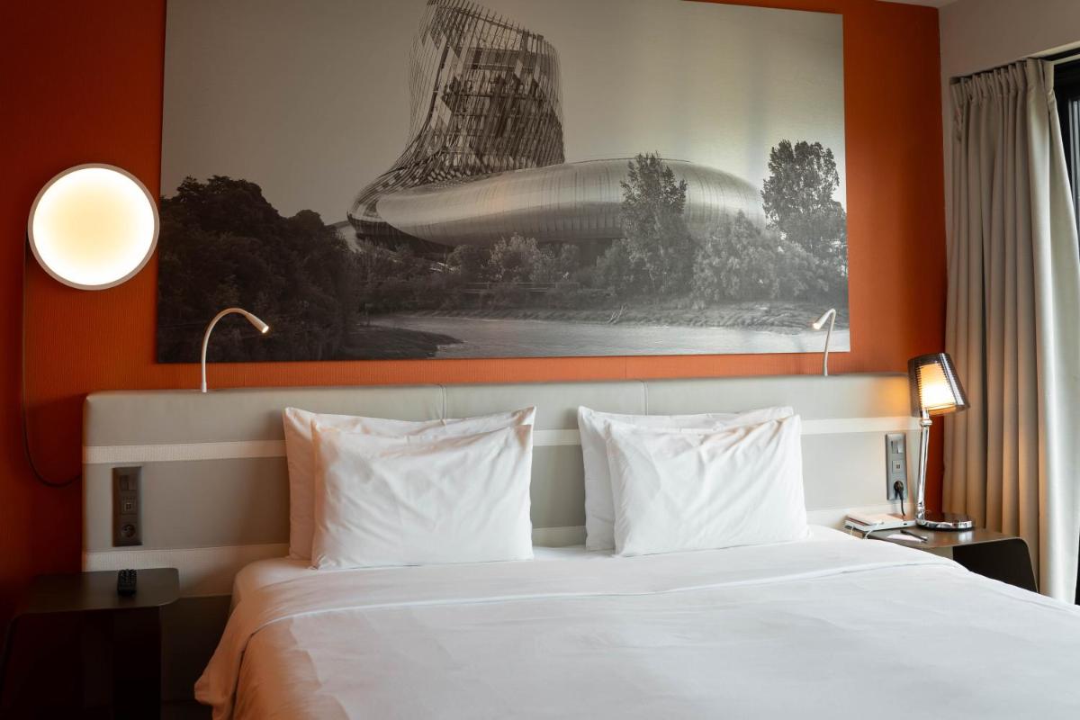 Un ou plusieurs lits dans un hébergement de l'établissement Radisson Blu Hotel Bordeaux