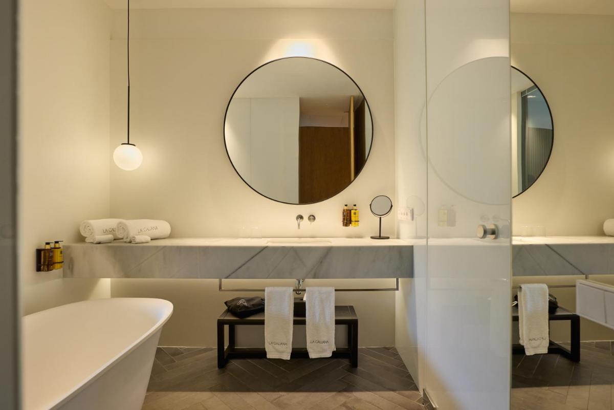 Un baño de La Galiana Golf Resort - Adults Only