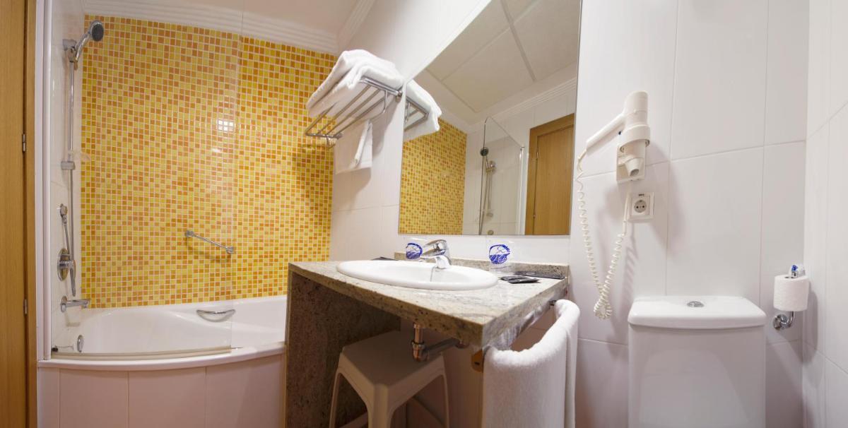 Un baño de Hotel Playas de Guardamar
