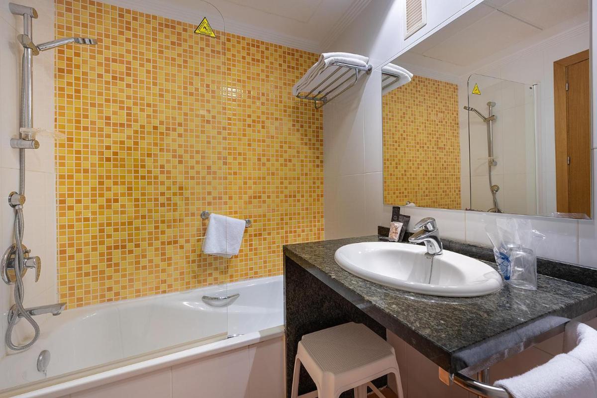 Un baño de Hotel Playas de Guardamar