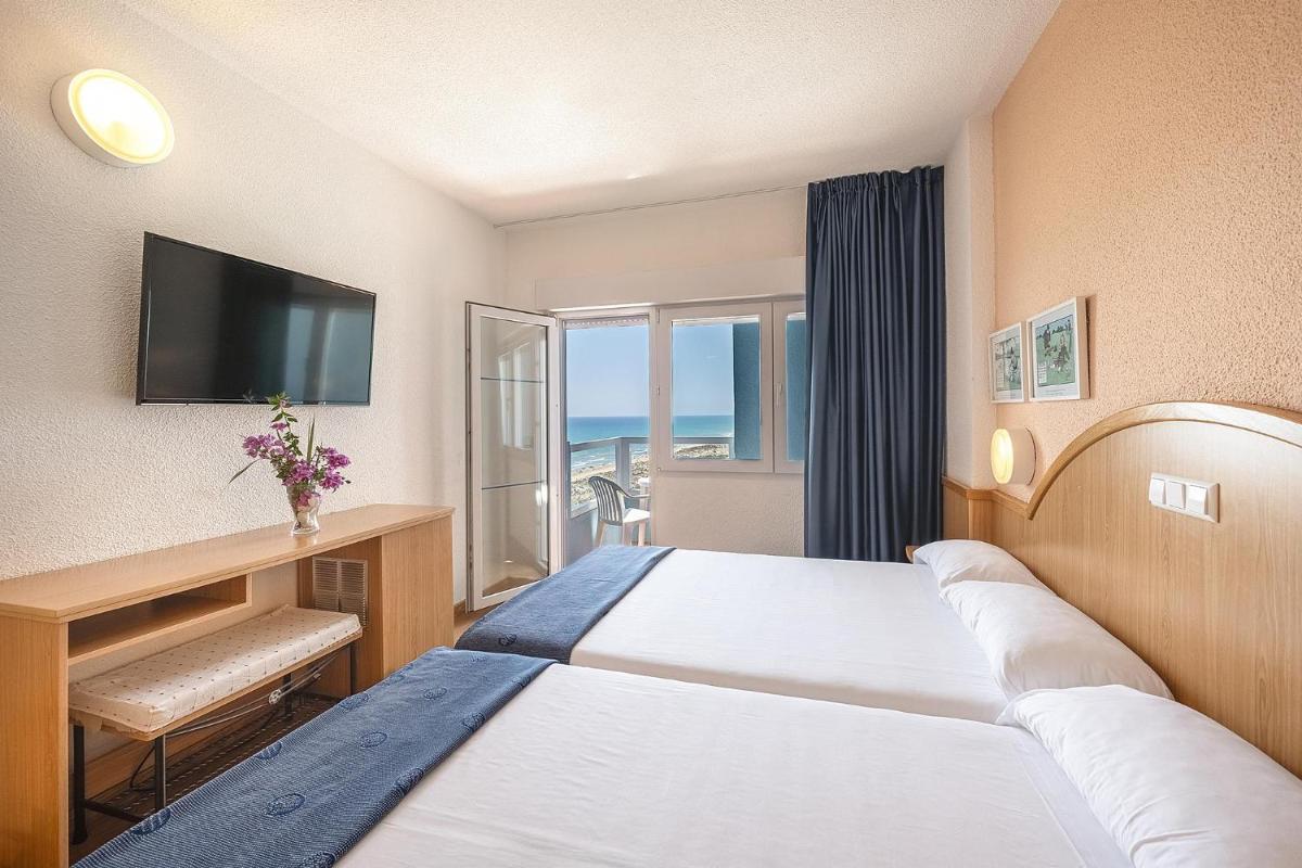 Cama o camas de una habitación en Hotel Playas de Guardamar