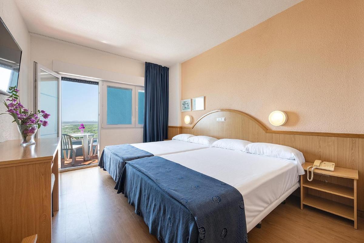 Cama o camas de una habitación en Hotel Playas de Guardamar