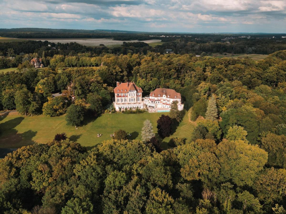 une vue aérienne d'une grande maison dans les bois dans l'établissement Le Château de la Tour, à Gouvieux