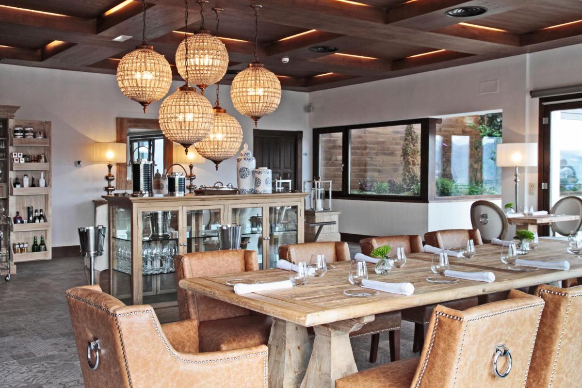 Un restaurante o sitio para comer en Puebloastur Eco Resort Hotel & Spa