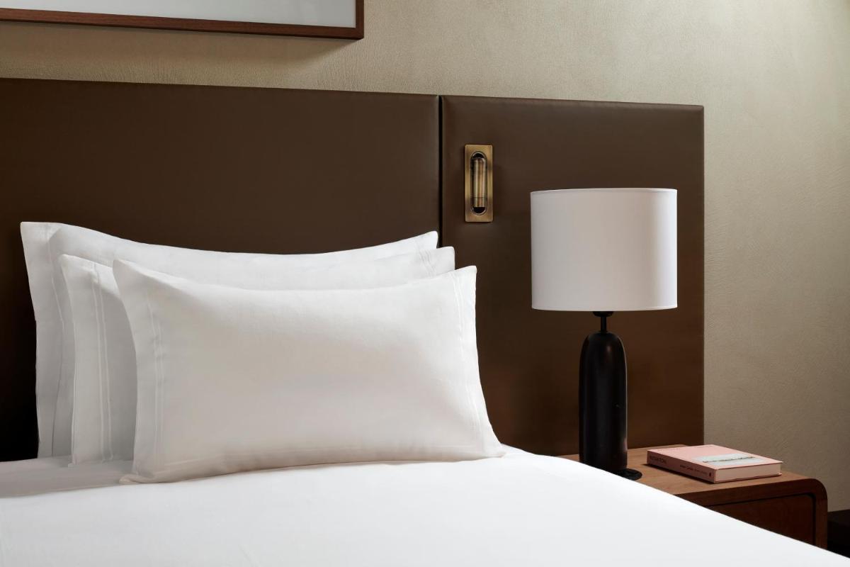 Uma cama ou camas num quarto em Tivoli Kopke Porto Gaia Hotel