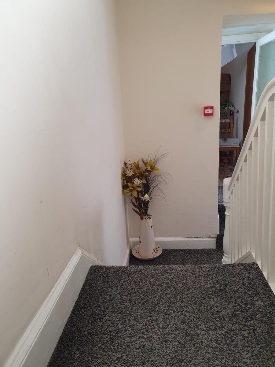 Blackpool Central Apartments - 1st Floor - 3 Bedrooms - Housity