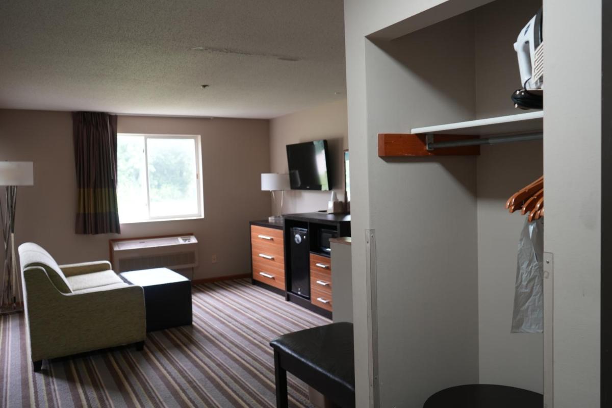 Watseka 24 Inn & Suites - Housity