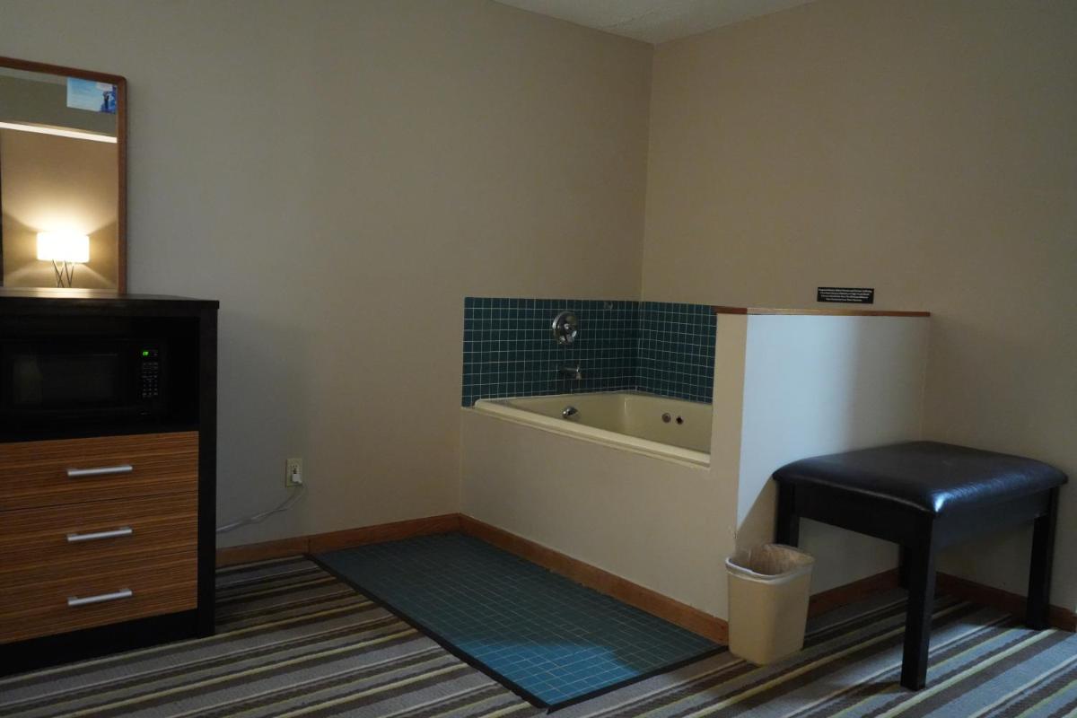 Watseka 24 Inn & Suites - Housity