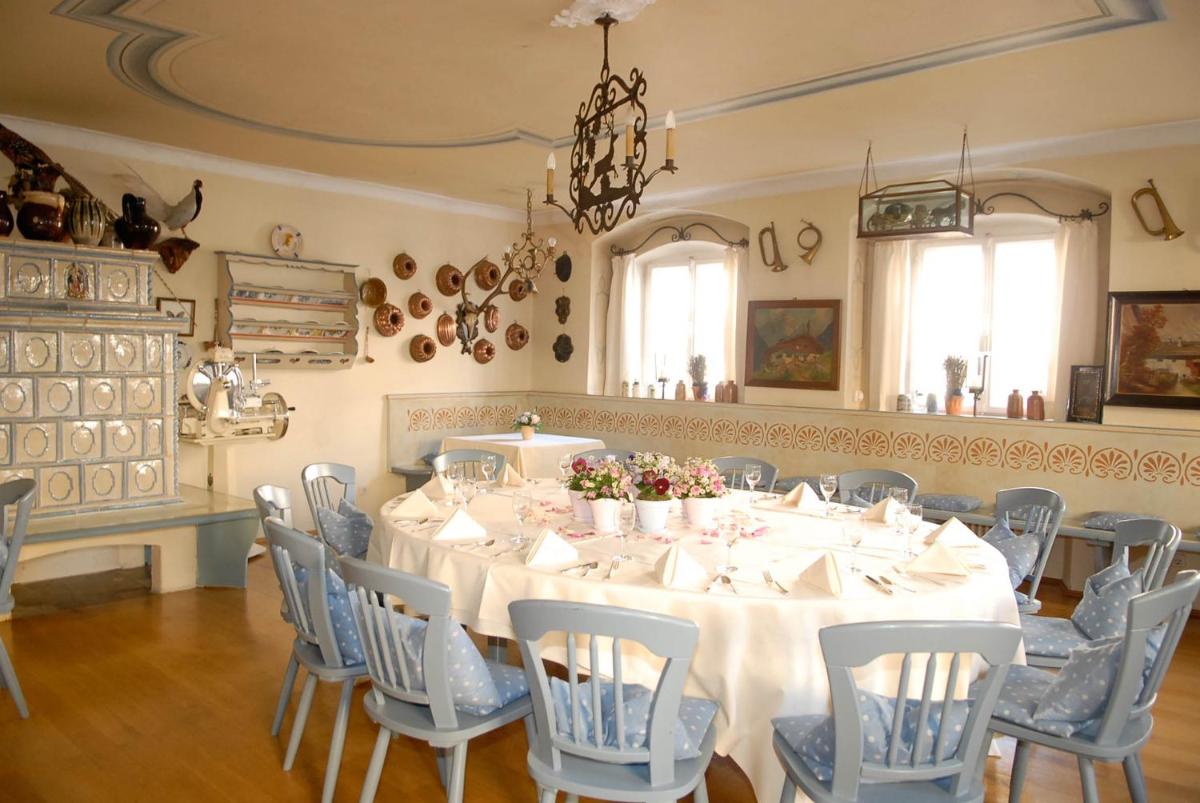 ein großes Esszimmer mit einem Tisch und Stühlen in der Unterkunft Boutique Hotel Residenz Winkler in Aschau im Chiemgau
