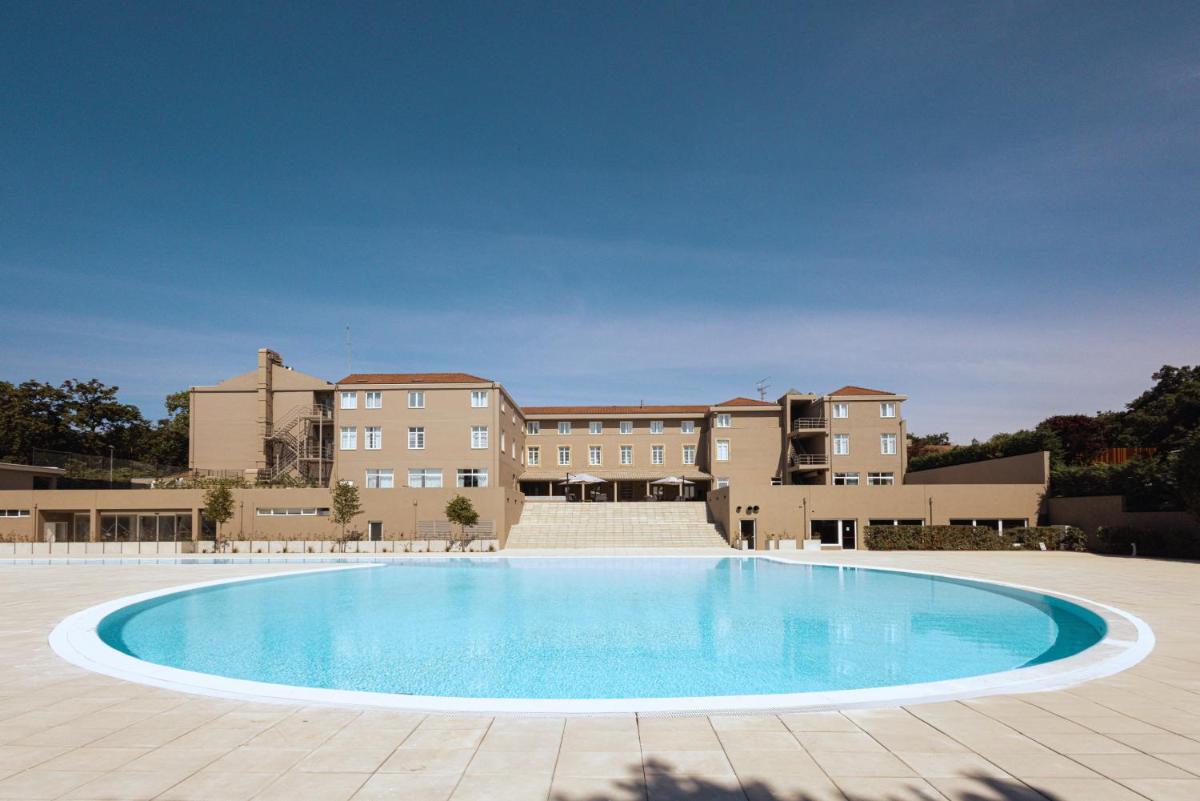 uma grande piscina em frente a um prédio em The Lince Braga em Braga