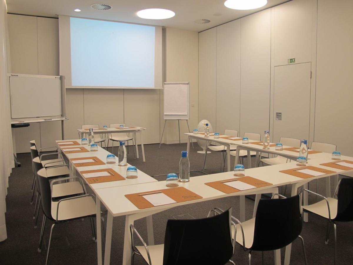 A área empresarial e/ ou a sala de conferências de Inspira Liberdade Boutique Hotel