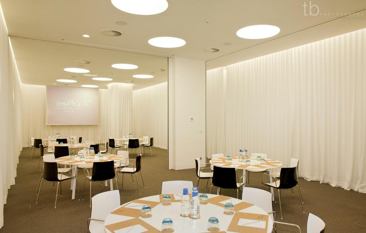 A área empresarial e/ ou a sala de conferências de Inspira Liberdade Boutique Hotel