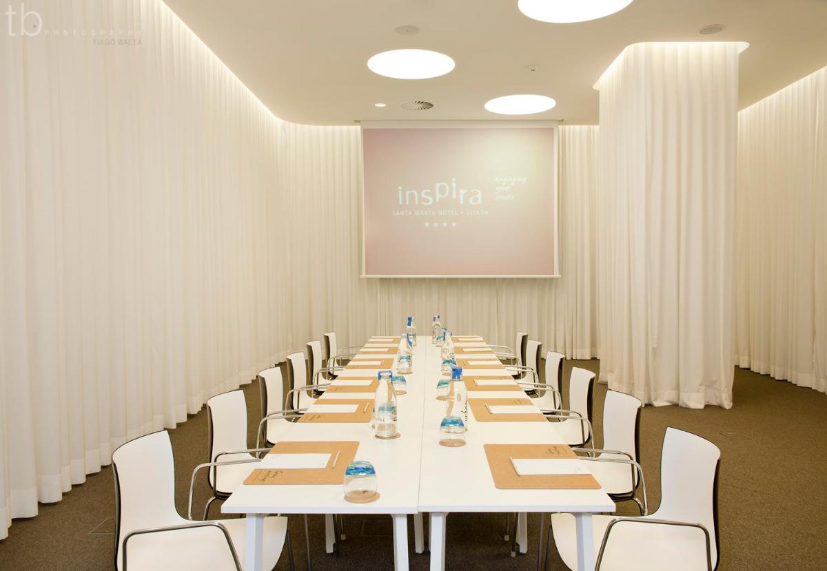 A área empresarial e/ ou a sala de conferências de Inspira Liberdade Boutique Hotel