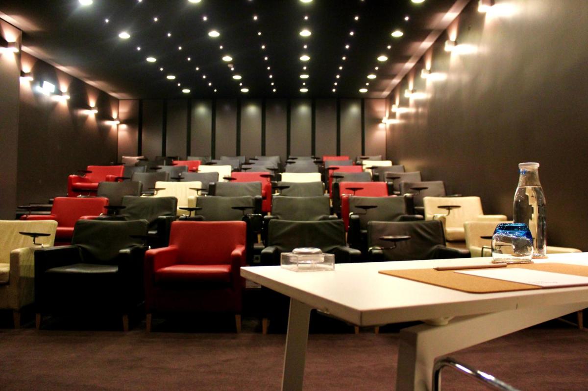 A área empresarial e/ ou a sala de conferências de Inspira Liberdade Boutique Hotel